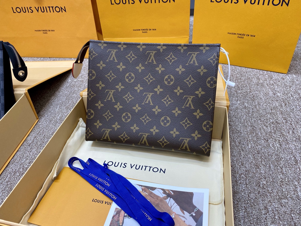 Tap Lv TOILETRY POUCH M47542