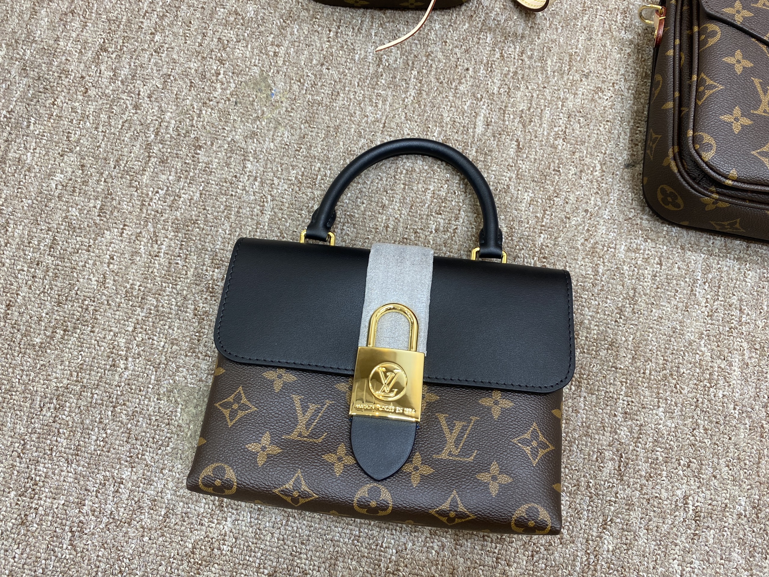 Túi Xách LV Locky M44181