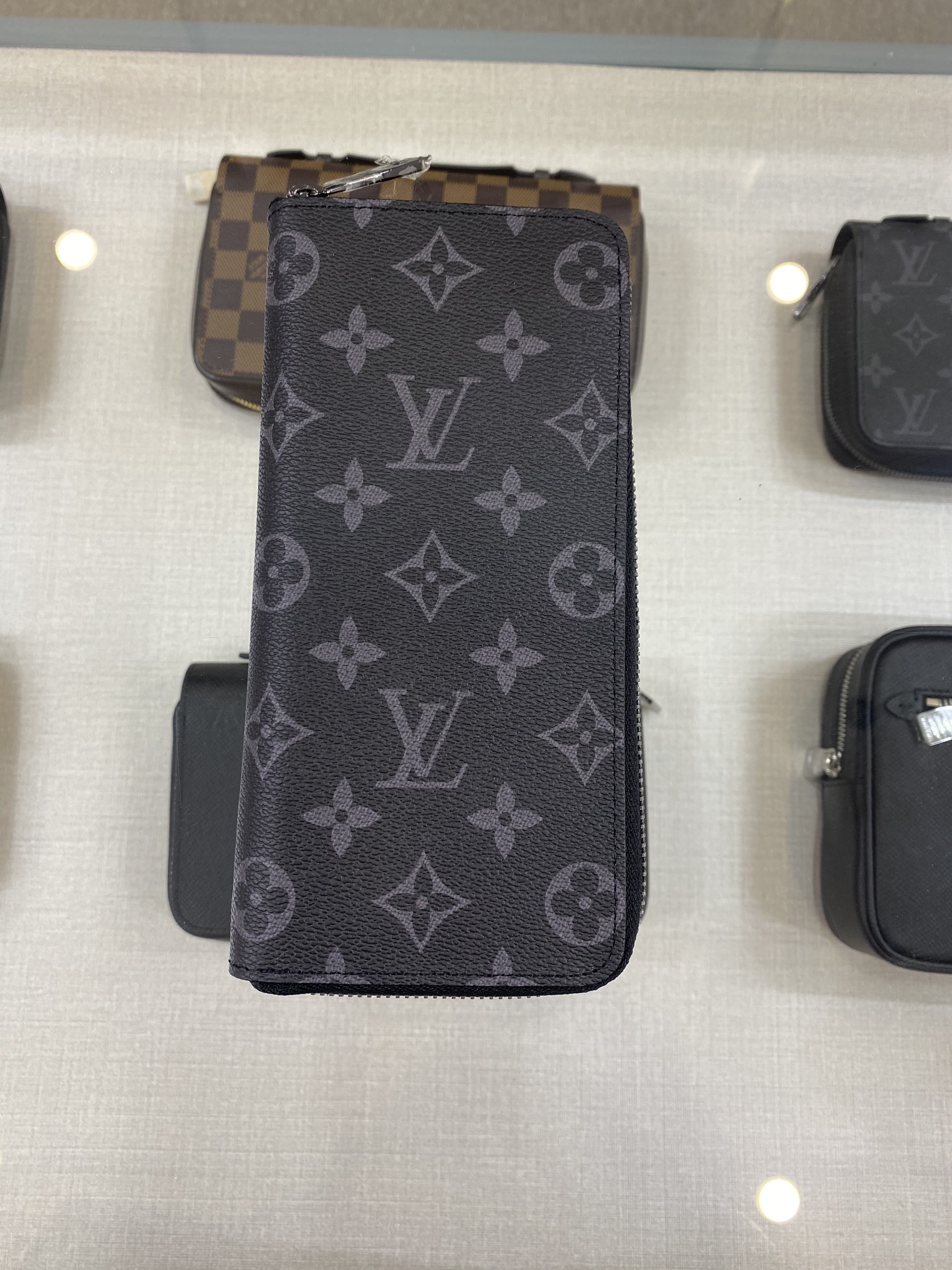 Ví Lv ZIPPY WALLET VERTICAL N63095 Đen Caro