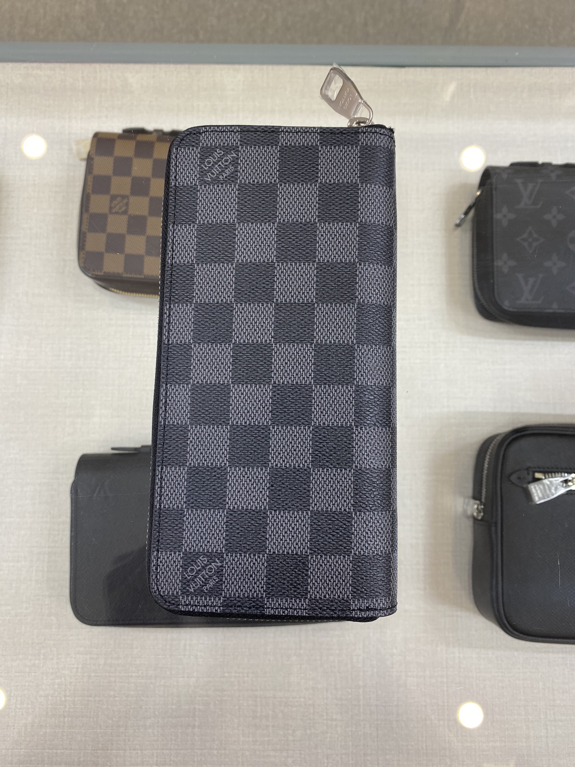 Ví Lv ZIPPY WALLET VERTICAL M62295 Đen hoa văn