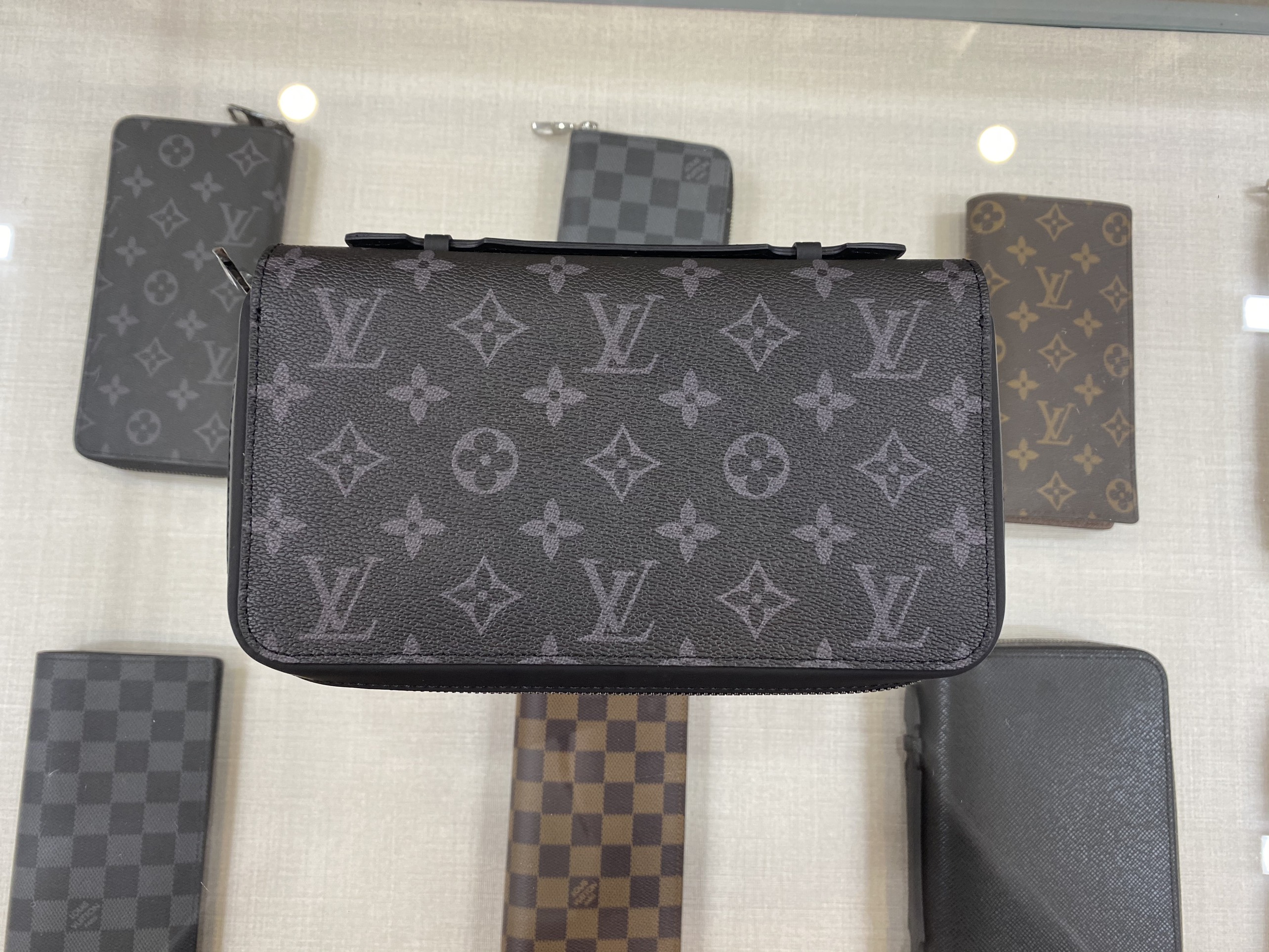 Ví Lv ZIPPY WALLET M61698 Đen hoa văn